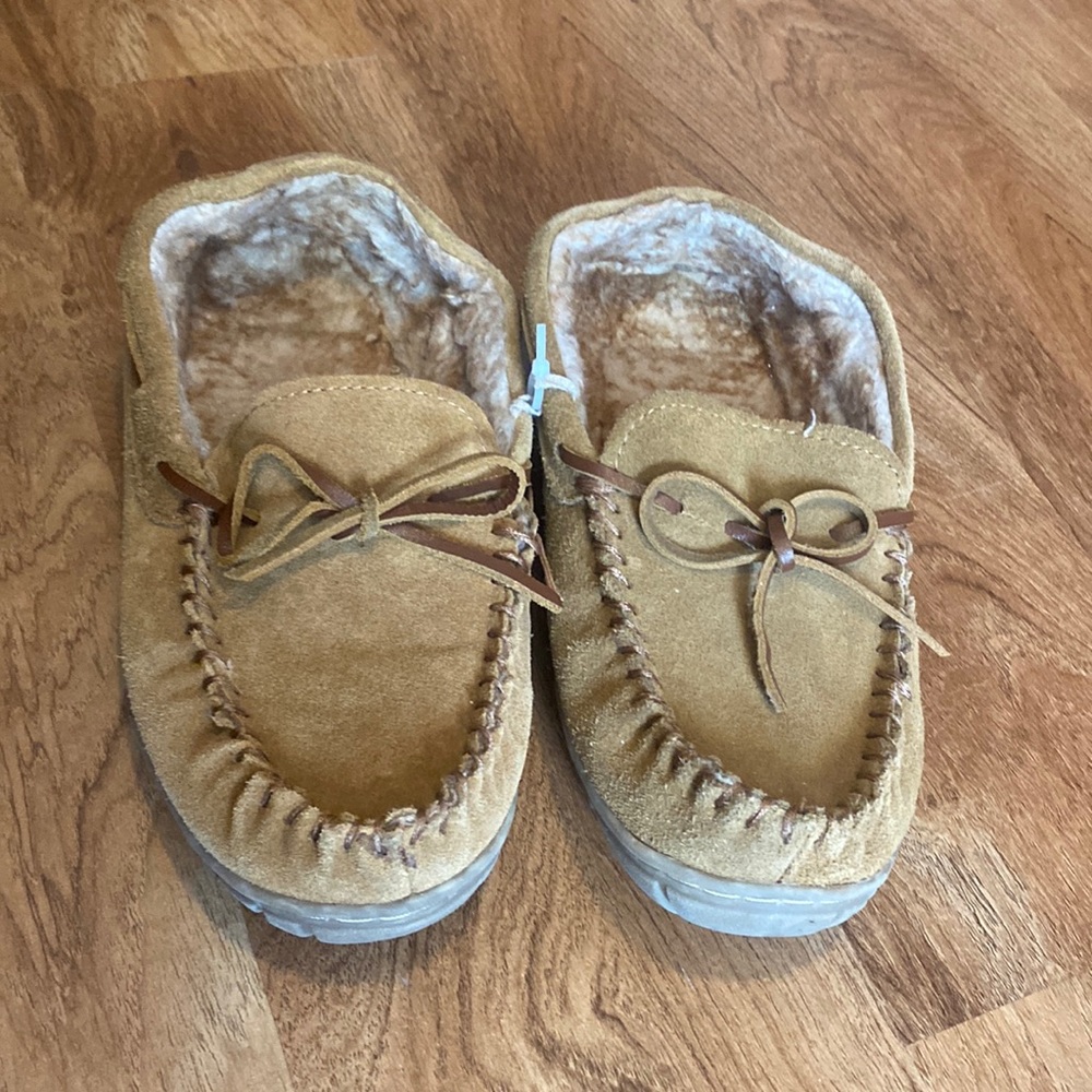 Leather Slip on Moccasins Womens Size S 7-8 House shoes Slippers Lounge Wear